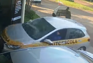 VÍDEO: Aluna invade autoescola com carro enquanto tentava fazer baliza