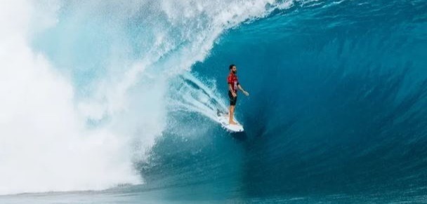 Potiguar Italo Ferreira avança às oitavas em Teahupoo em dia de vacas pesadas e pranchas quebradas