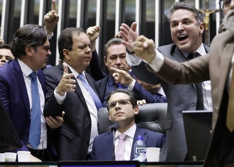 Sob pressão do PL, Novo, União, PP e PSD, Motta recua e agora diz que pode pautar anistia se houver...
