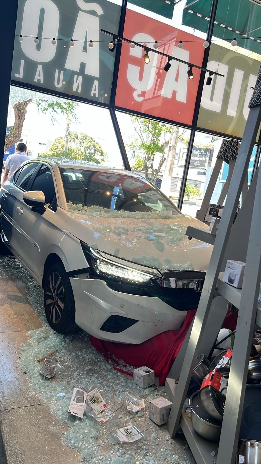 VÍDEO: Motorista perde o controle e invade imóvel na avenida Hermes da Fonseca