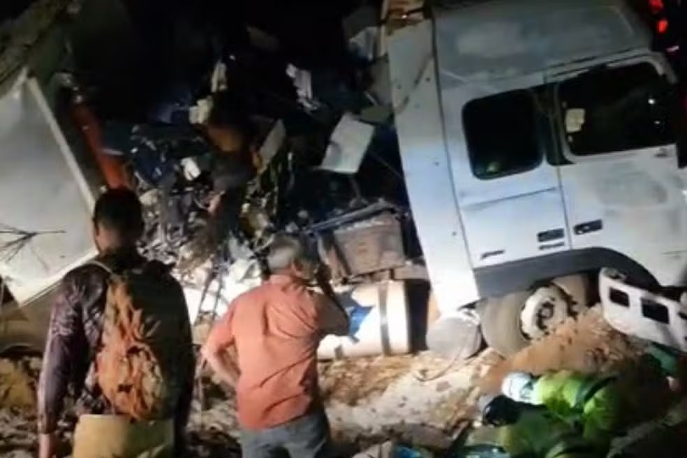 Acidente entre ônibus e carreta deixa 11 mortos e mais de 40 feridos 