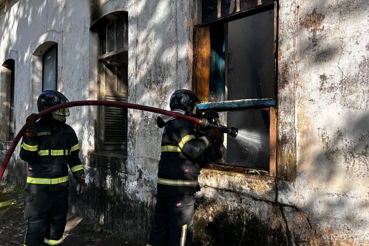 Bombeiros combatem incêndio em prédio histórico de Ceará-Mirim