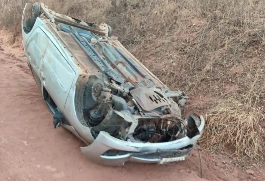 Carro tem peças roubadas durante a madrugada após capotar na zona rural de Mossoró