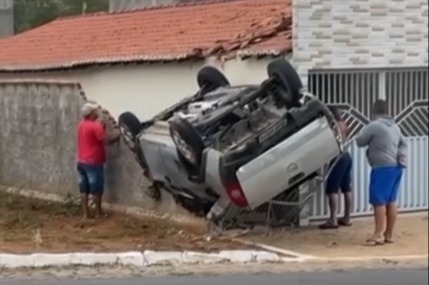 VÍDEO: Motorista perde controle, carro capota e invade casa no interior do RN