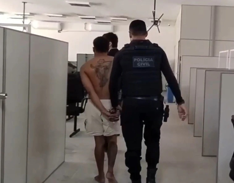 VÍDEO: Polícia prende homem armado com facão em flagrante por ameaça e cárcere privado em Nova Cruz