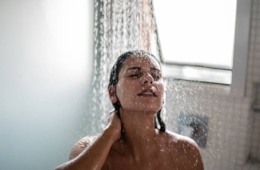 Banho em excesso ou com água muito quente pode prejudicar a saúde da pele, alerta dermatologista