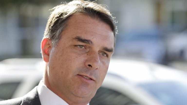 “Lula não quer diálogo com Trump, quer o caos”, diz Flávio Bolsonaro