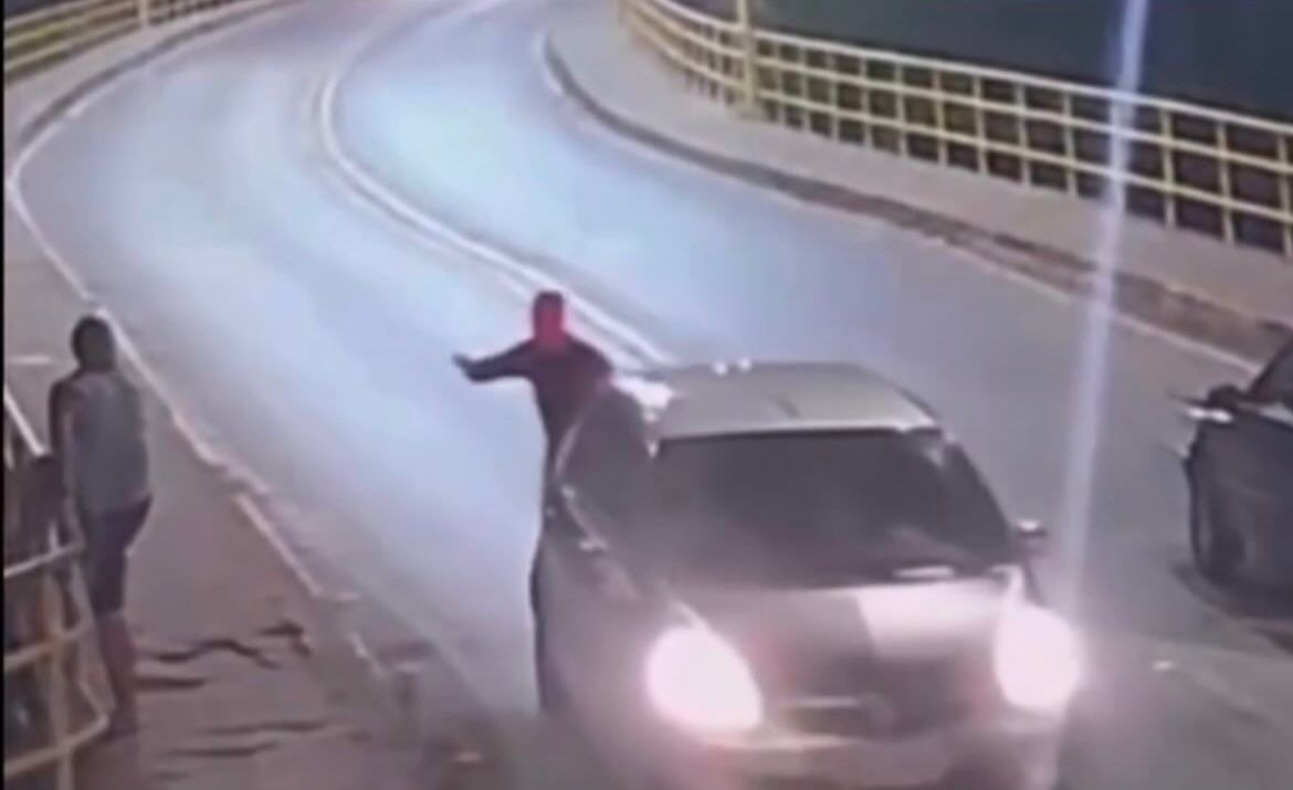 VÍDEO: Motorista desce do carro e impede que homem se jogue de ponte