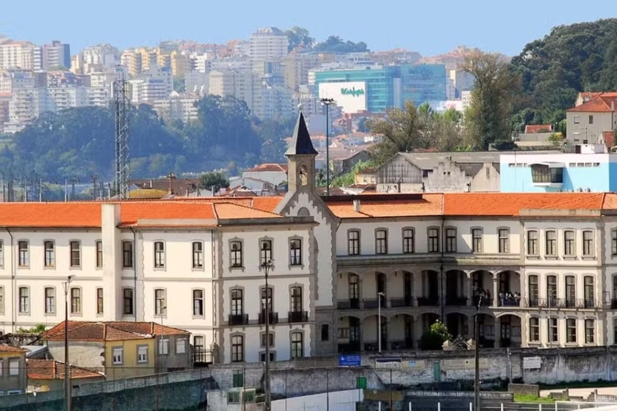 Homem morre asfixiado após companheira de 100 kg cair sobre ele