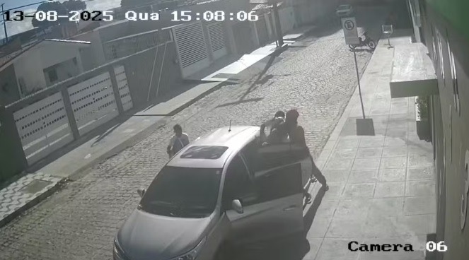 VÍDEO: RN Mais Seguro: Mulher tem carro roubado e é feita refém quando buscava filho na escola na Grande Natal