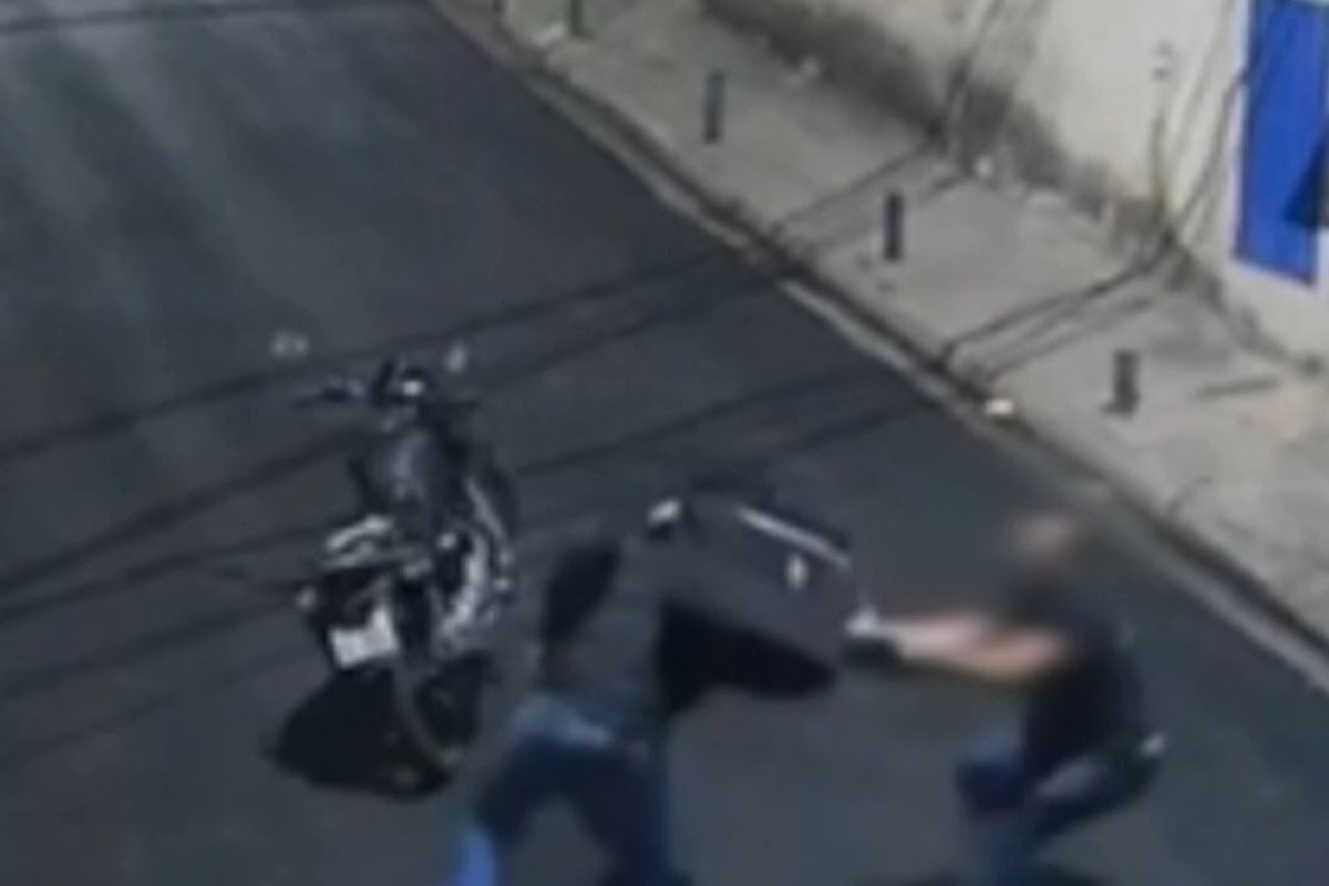 VÍDEO: Veja momento em que homem luta com ladrão por aliança e leva 3 tiros