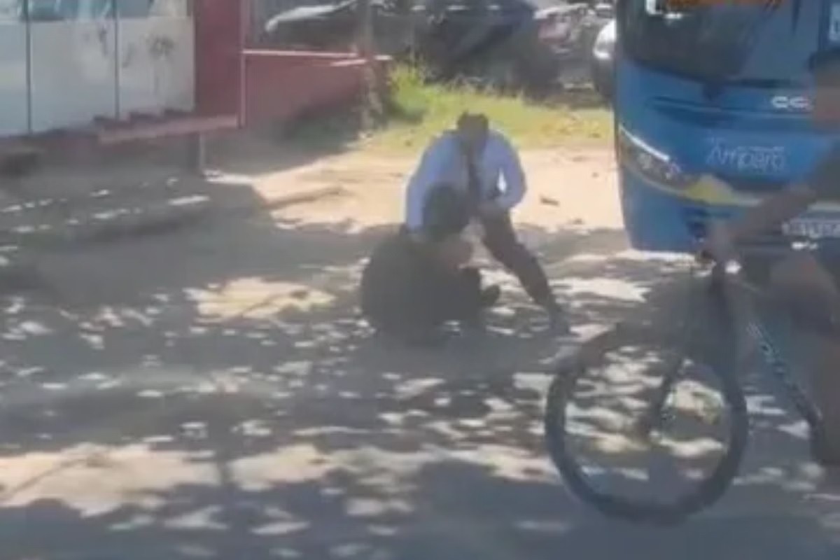 Motorista de ônibus e motociclista trocam socos no meio da rua