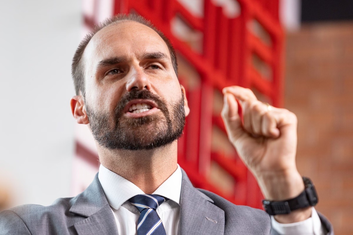 Motta envia ao Conselho de Ética pedidos de cassação de Eduardo Bolsonaro