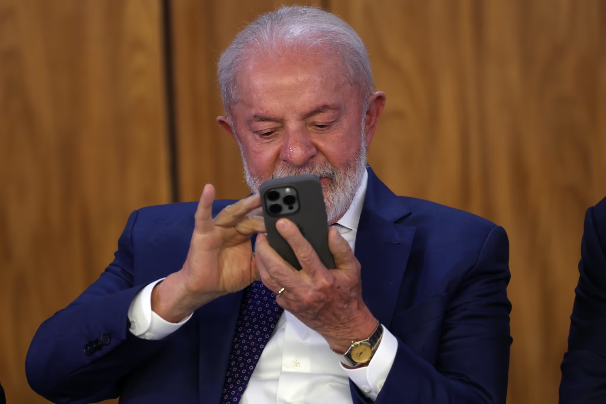 Projeto de Lula prevê até suspensão de redes sociais sem decisão judicial