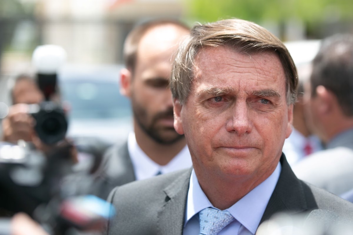 Com julgamento marcado e preso em casa, Bolsonaro passa por exames