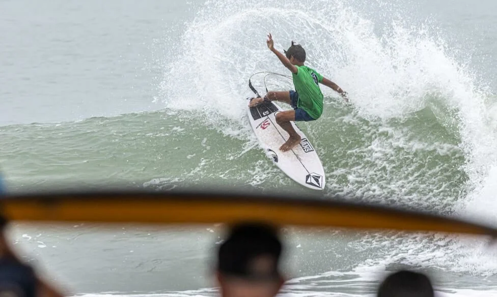 Pai e filho se classificam para as oitavas em campeonato de surf no RN