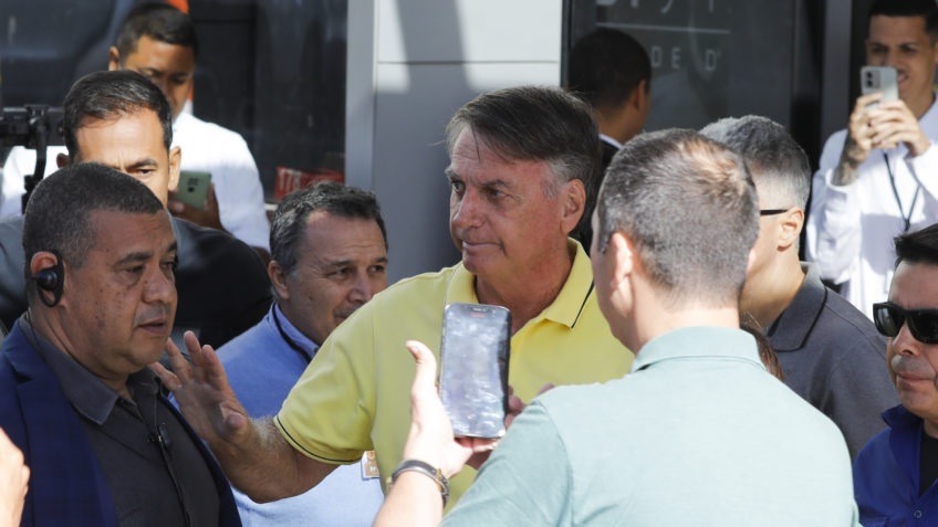Bolsonaro chega a hospital e diz a apoiadores que não pode falar