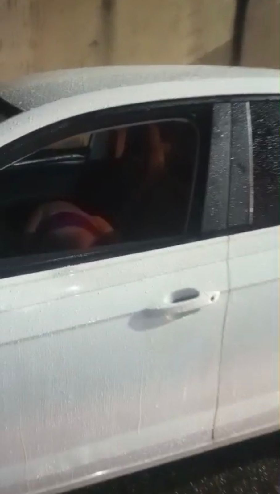 Mulher embriagada causa colisão e adormece em carro com crianças em Ponta Negra