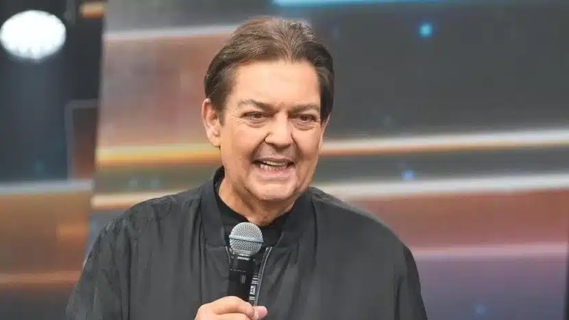 Faustão recebe alta da UTI e permanece internado em hospital