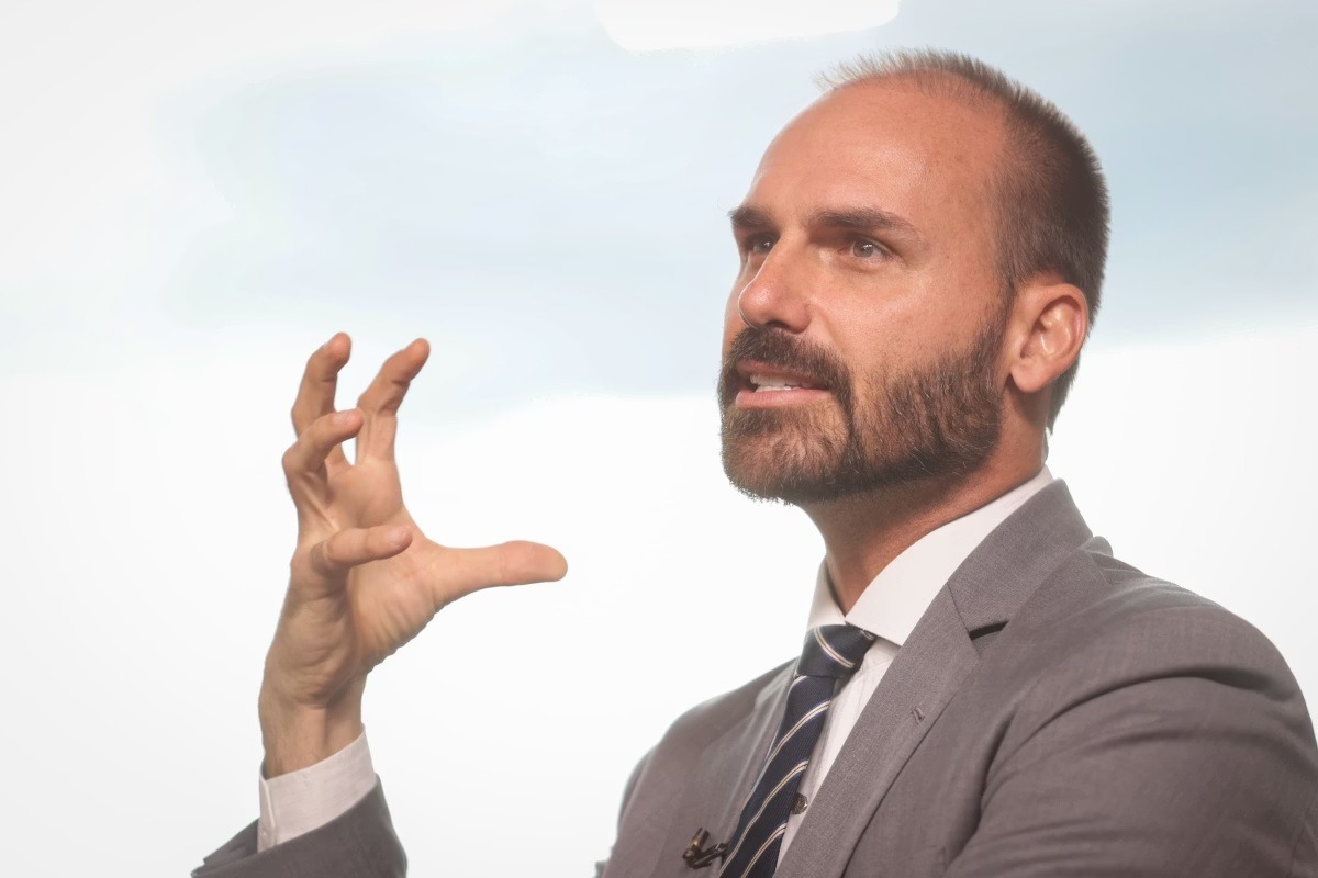 Eduardo diz que decisão de Dino “ajuda” e prevê resposta de Trump