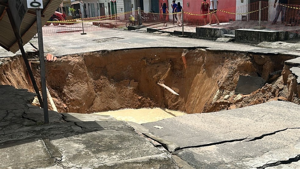 Cratera em rua da Zona Norte de Natal deixa moradores sem água