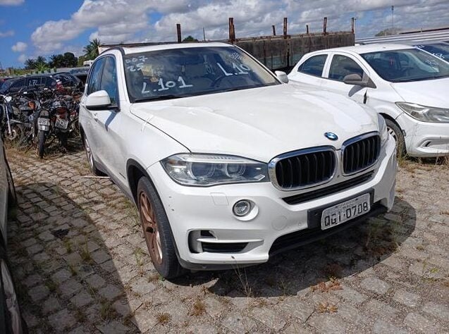 Detran abre leilão com BMW, outros carros, motos e sucatas; veja como participar