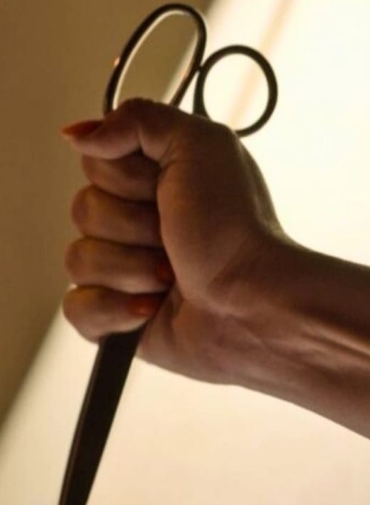 Jovem é atacada com tesoura e tem cabelo cortado em Caicó