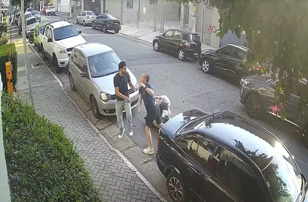 Briga por vaga em frente a prédio acaba em troca de socos entre casais