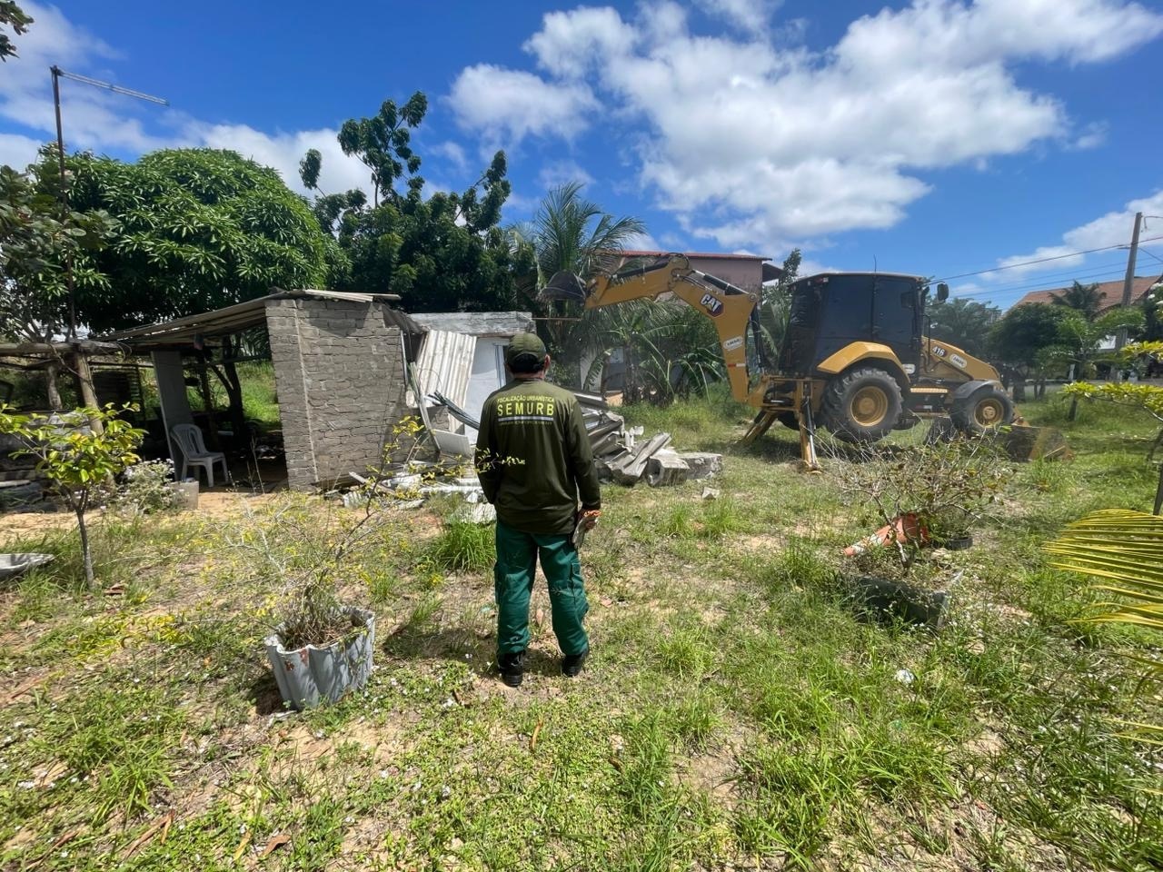 Construção irregular é demolida em área pública de Neópolis