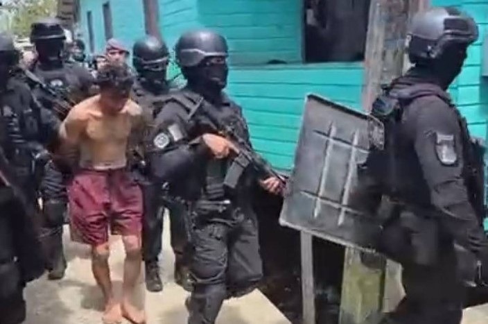 Homem mata policial em delegacia, foge e é preso após fazer mulher e criança reféns
