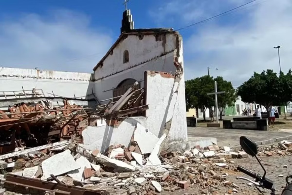 Capela desaba e apenas parede com imagem de Cristo resiste
