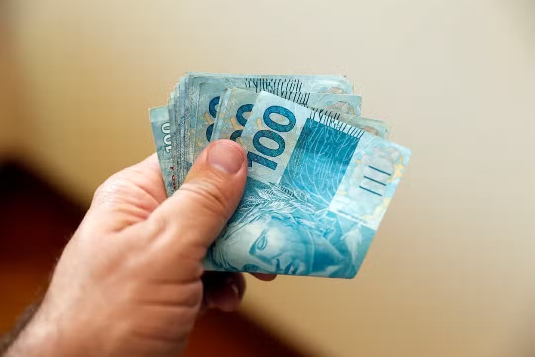 Famílias brasileiras usam quase 10% do orçamento para pagamento de juros; percentual é quase o triplo da média de 17...