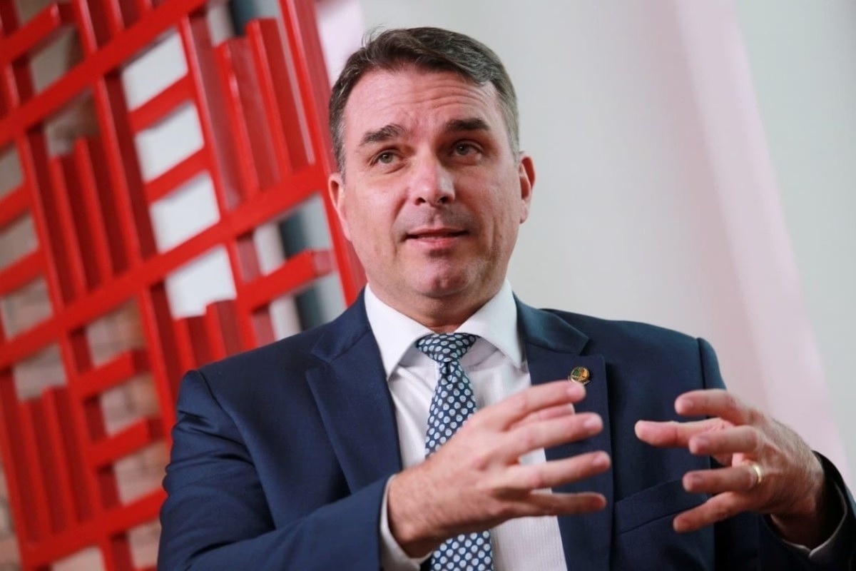 Flávio Bolsonaro diz que mãe e avós foram feitos de reféns em assalto