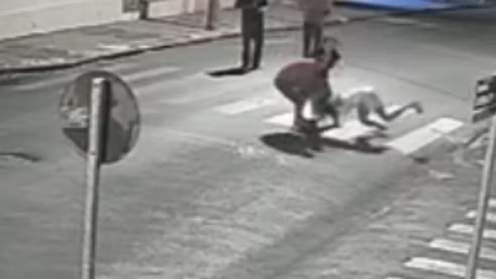 VÍDEO: Grávida é agredida com socos, chutes e puxões de cabelo por homem