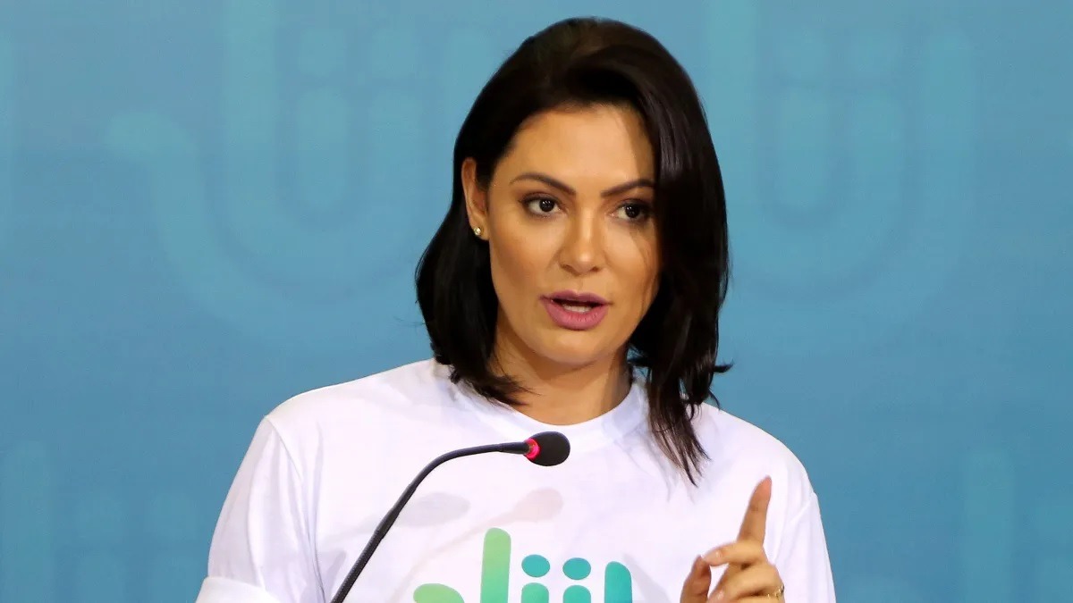 Michelle fala em ‘humilhação’ após Moraes mandar polícia monitorar sua casa