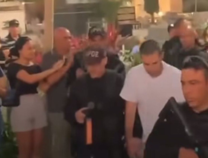 VÍDEO: Sob forte escolta policial, preso por atos no 8 de janeiro é levado a velório da avó algemado