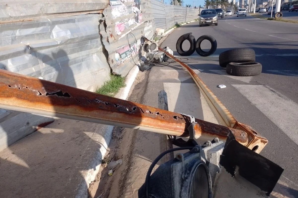 Poste de semáforo cai na Avenida Café Filho em Natal