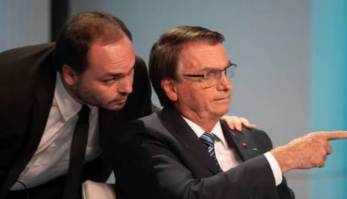 Carlos visita Bolsonaro e diz que pai não tem vontade de se alimentar
