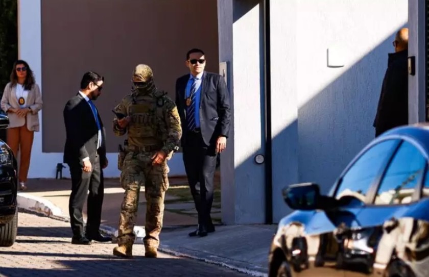 Moraes determina monitoramento policial na área externa da casa do Bolsonaro e vistorias em todos os veículos que saírem do...