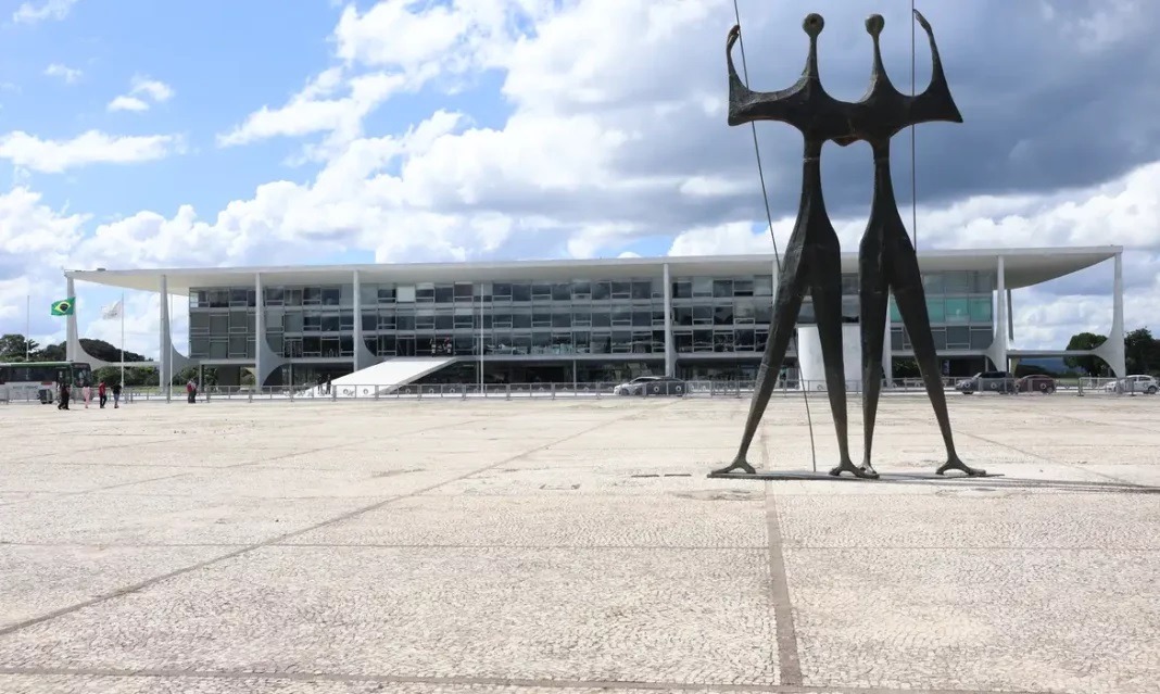 Policiamento na Praça dos Três Poderes é reforçado para julgamento de Bolsonaro no STF