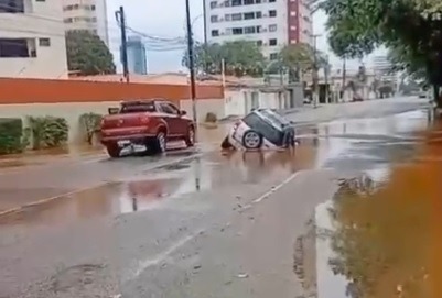 Carro cai em buraco na Avenida Miguel Castro, em Natal; obra de reparo é iniciada