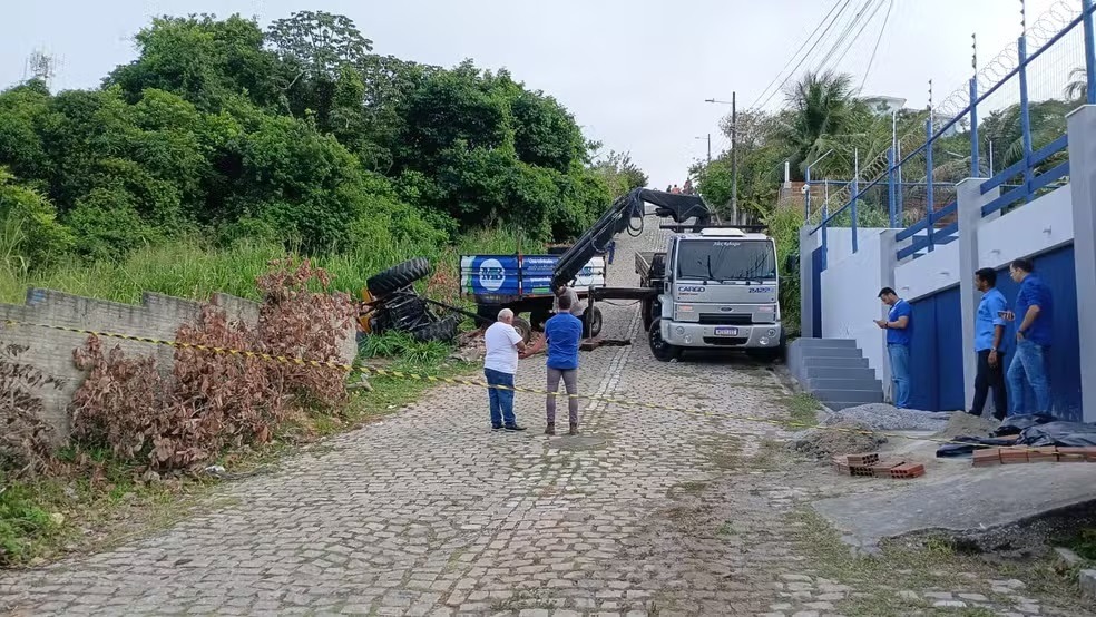 Motorista morre após trator capotar e cair sobre ele em Parnamirim