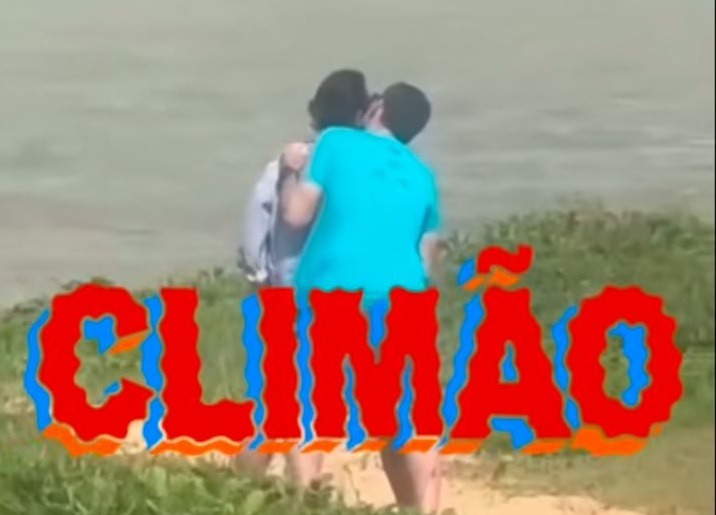 VÍDEO: Casal é flagrado fazendo sexo em praia e ato é interrompido pela polícia