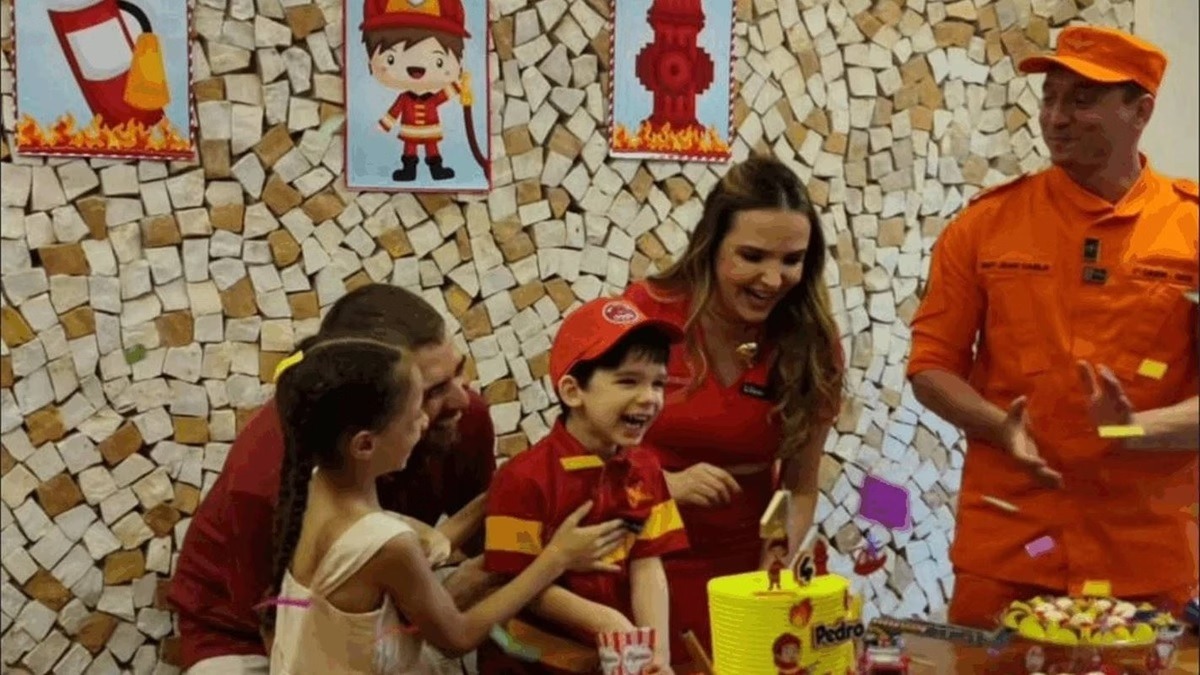 Após transplante de medula, menino faz festa com bombeiros
