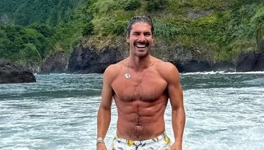 Influenciador e modelo anuncia que vai virar padre e vídeo viraliza; assista