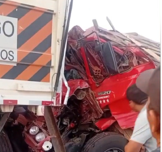 Motorista de caminhão morre após bater em carreta estacionada na BR-304