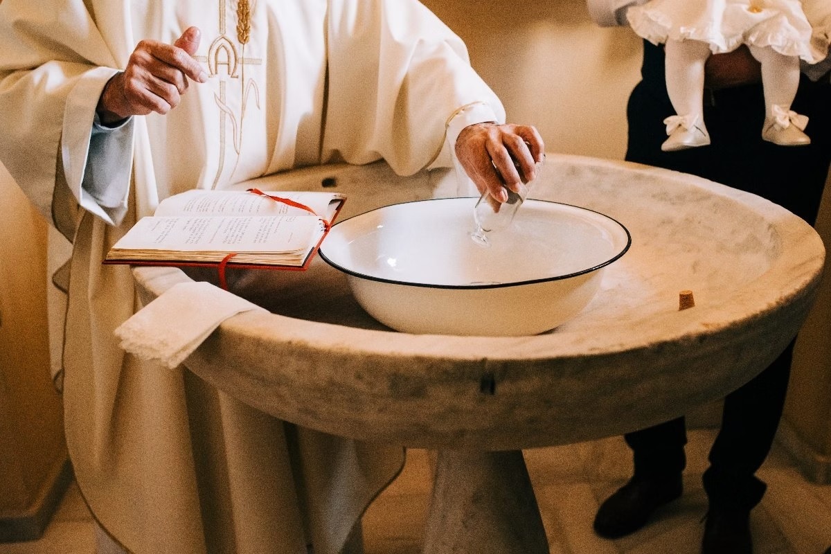 Criança é batizada sem aprovação do pai, e caso pode parar no Vaticano