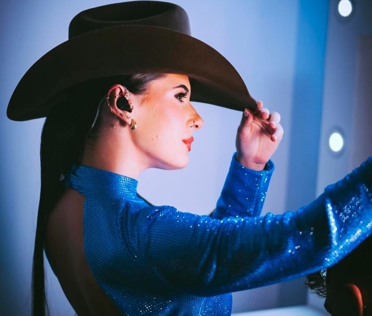 VÍDEO: Emocionante! Ana Castela canta o Hino Nacional na NFL Brasil