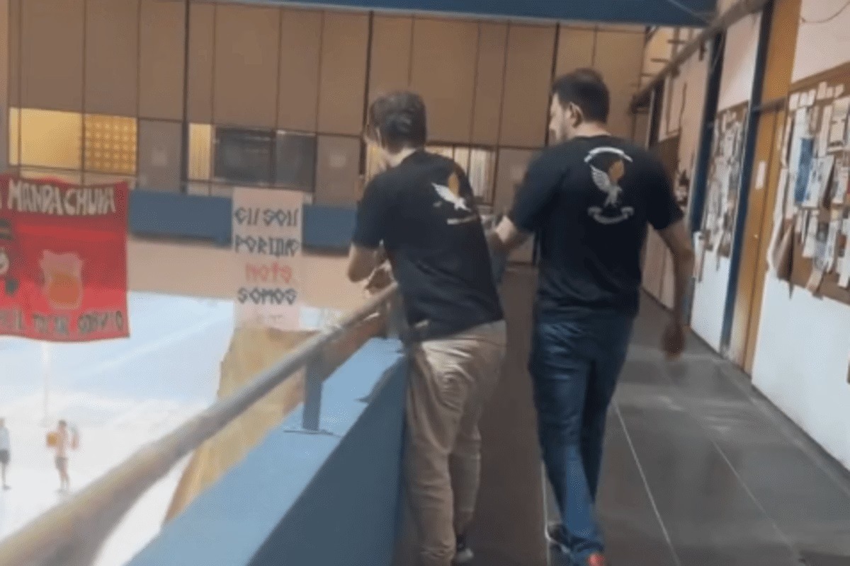 Grupo de direita briga com alunos de uma faculdade; Professora denuncia agressão