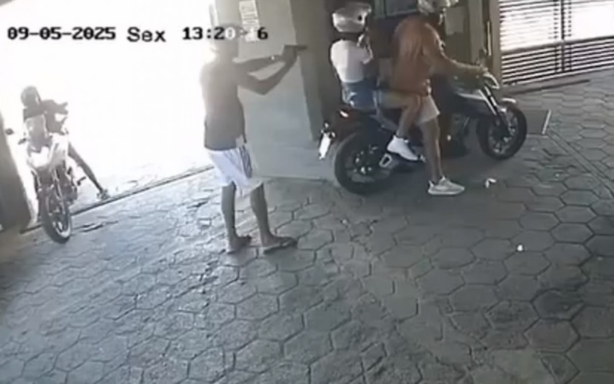 VÍDEO: casal vai a motel, sofre assalto, fica a pé e perde a transa